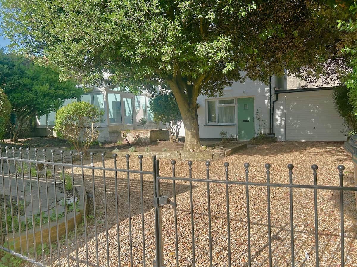 Detached Brighton holiday home with private gated driveway